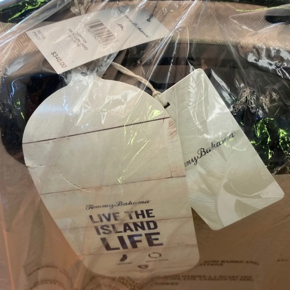 NWT Tommy Bahama 24" Hardside Spinner - Picture 4 of 4